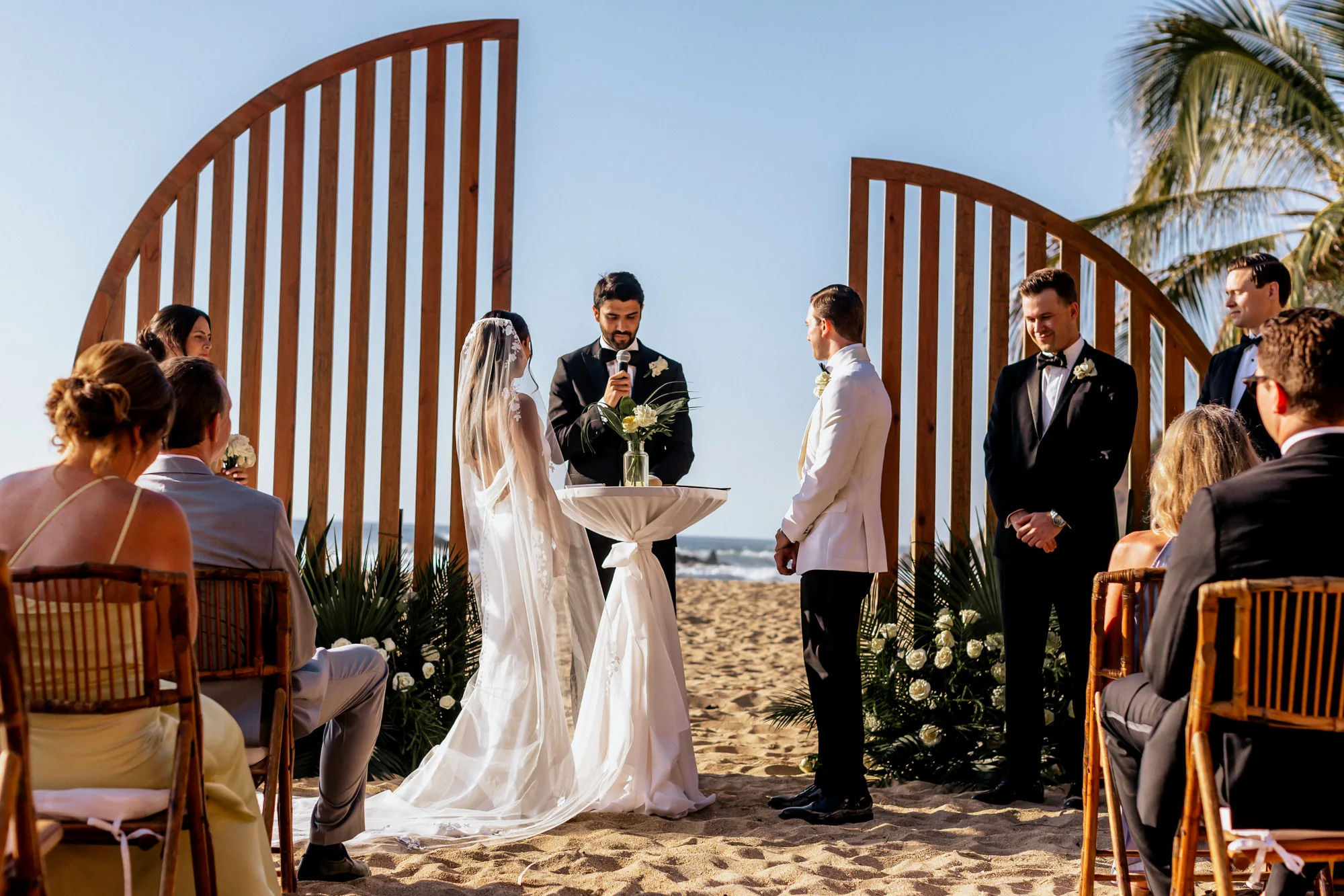 Ceremonia de boda en la playa en la costa del Pacífico, Riviera Nayarit, México