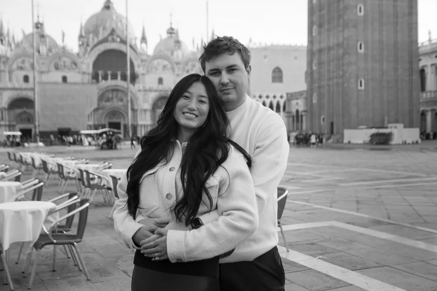 Sesión romántica de pareja en Venecia, Italia
